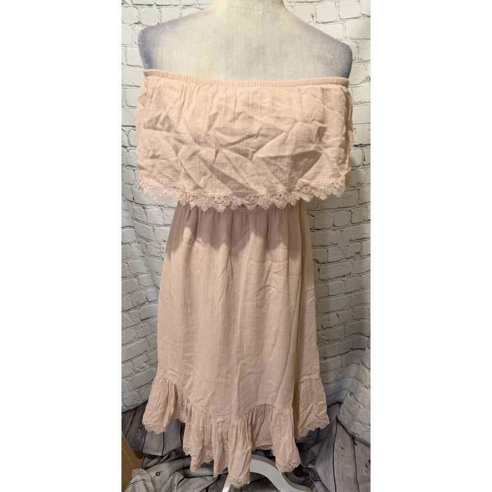 Express strapless dress With a delicate lace trim along the ruffled top Small